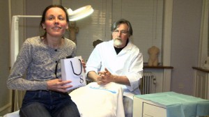 Instructional video: Client Niels Bukh and his daughter holding the Serum8 product